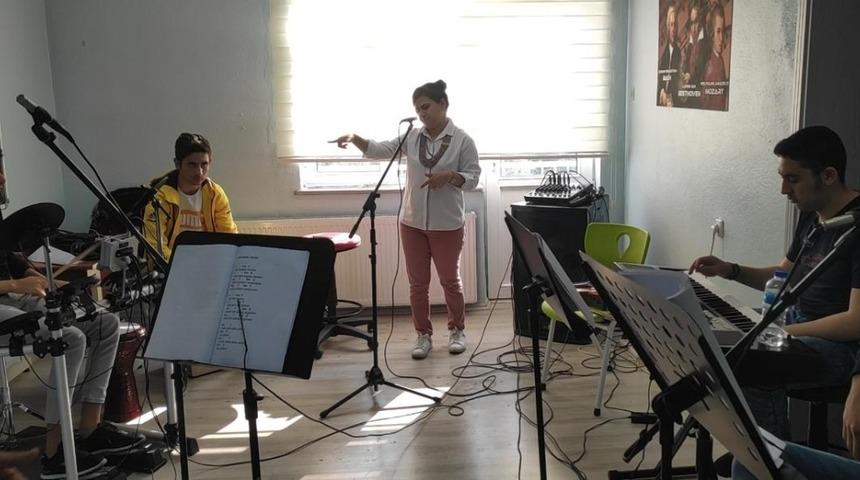 Lise öğrencileri pandemi süreciyle ilgili şarkı besteledi