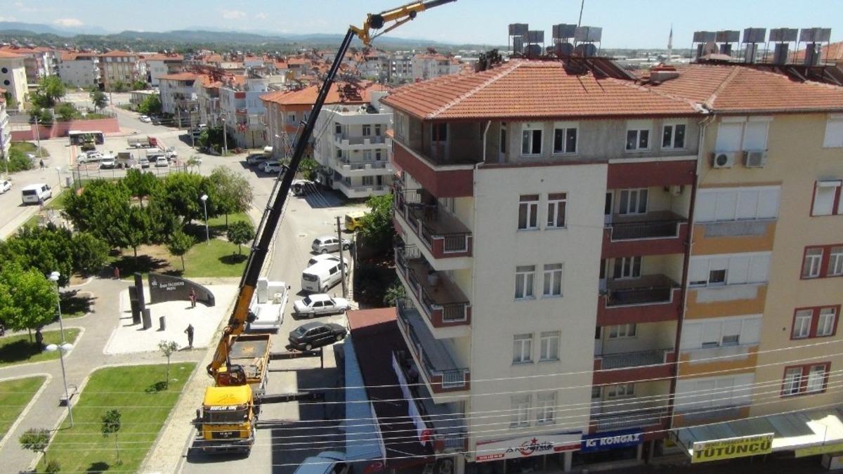 Binaya yıldırım d&uuml;şt&uuml;, baz istasyonu kaldırıldı