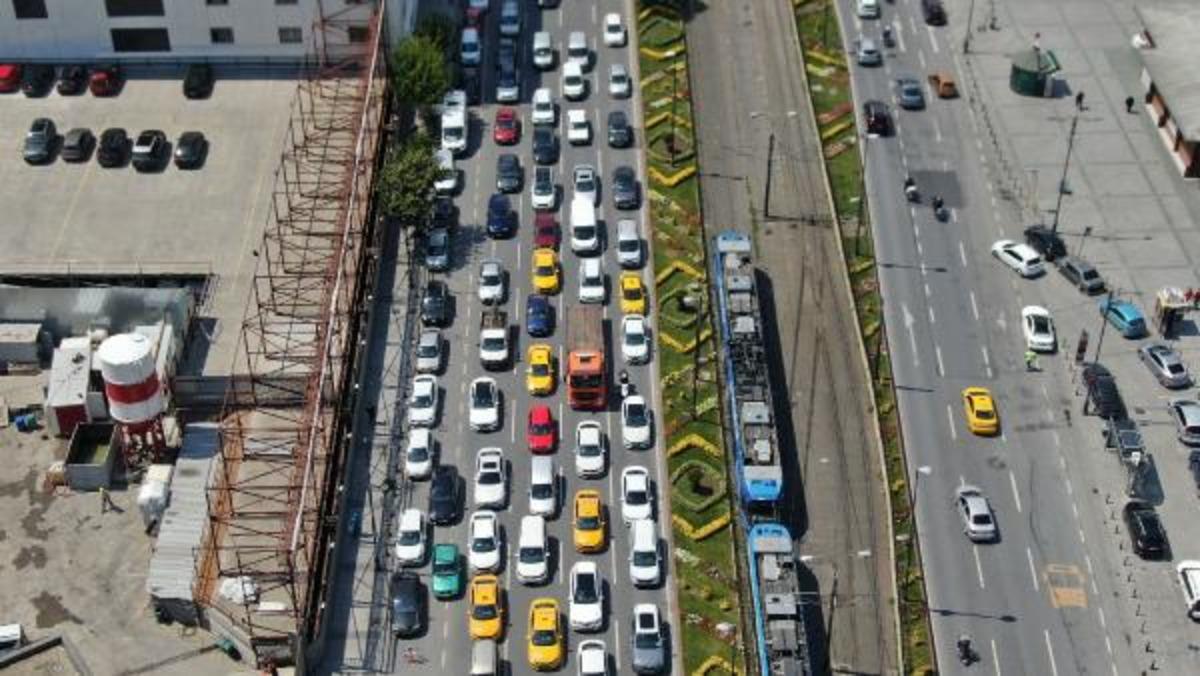 Emin&ouml;n&uuml; Meydanı eski g&uuml;nlerine d&ouml;nmeye başladı
