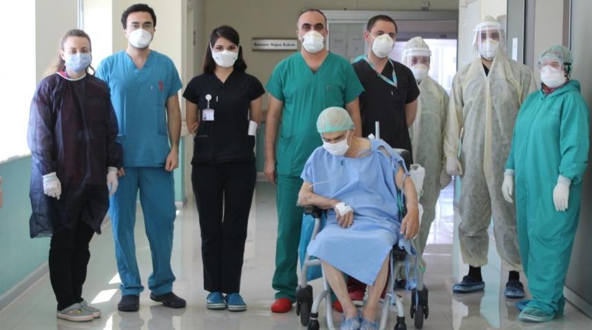 80 yaşındaki koronavirüs hastasından 29 gün sonra sevindiren haber