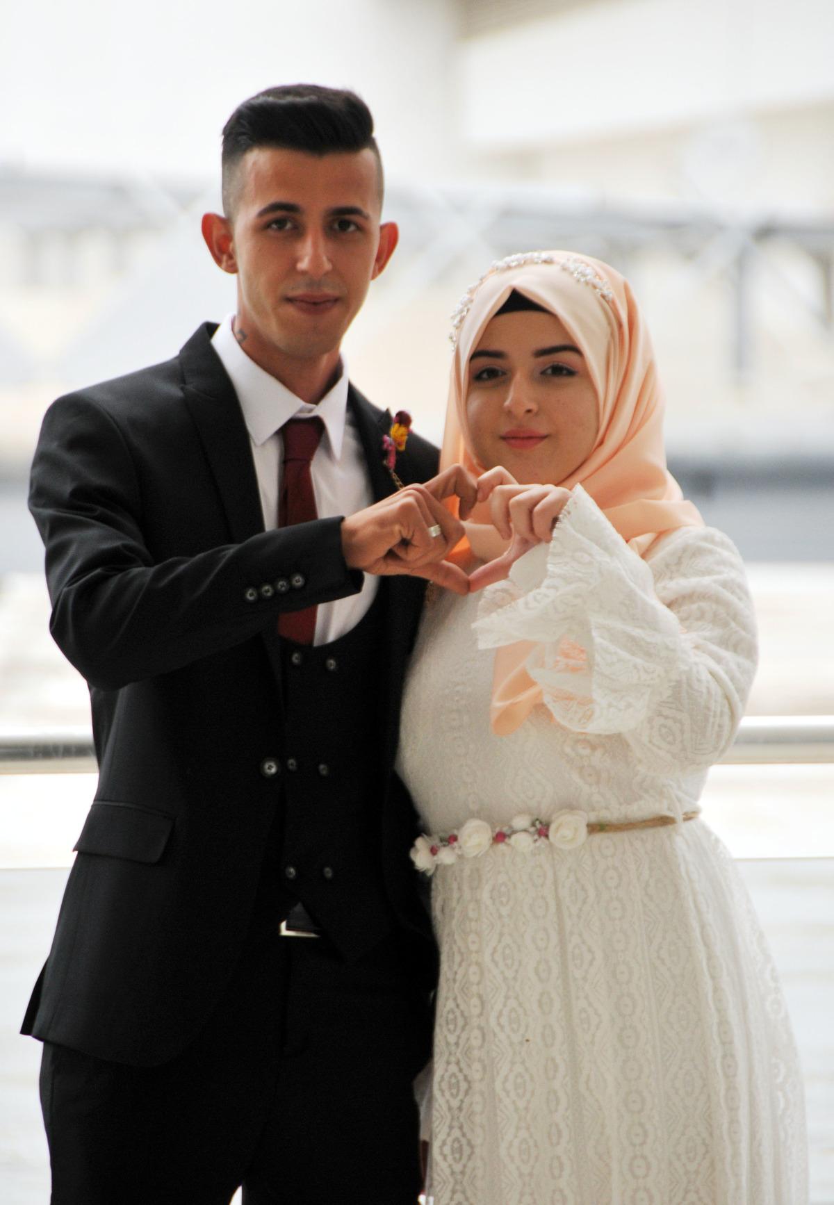 Gelin adayı 20 yaş altı olunca validen &ouml;zel izinle evlendiler