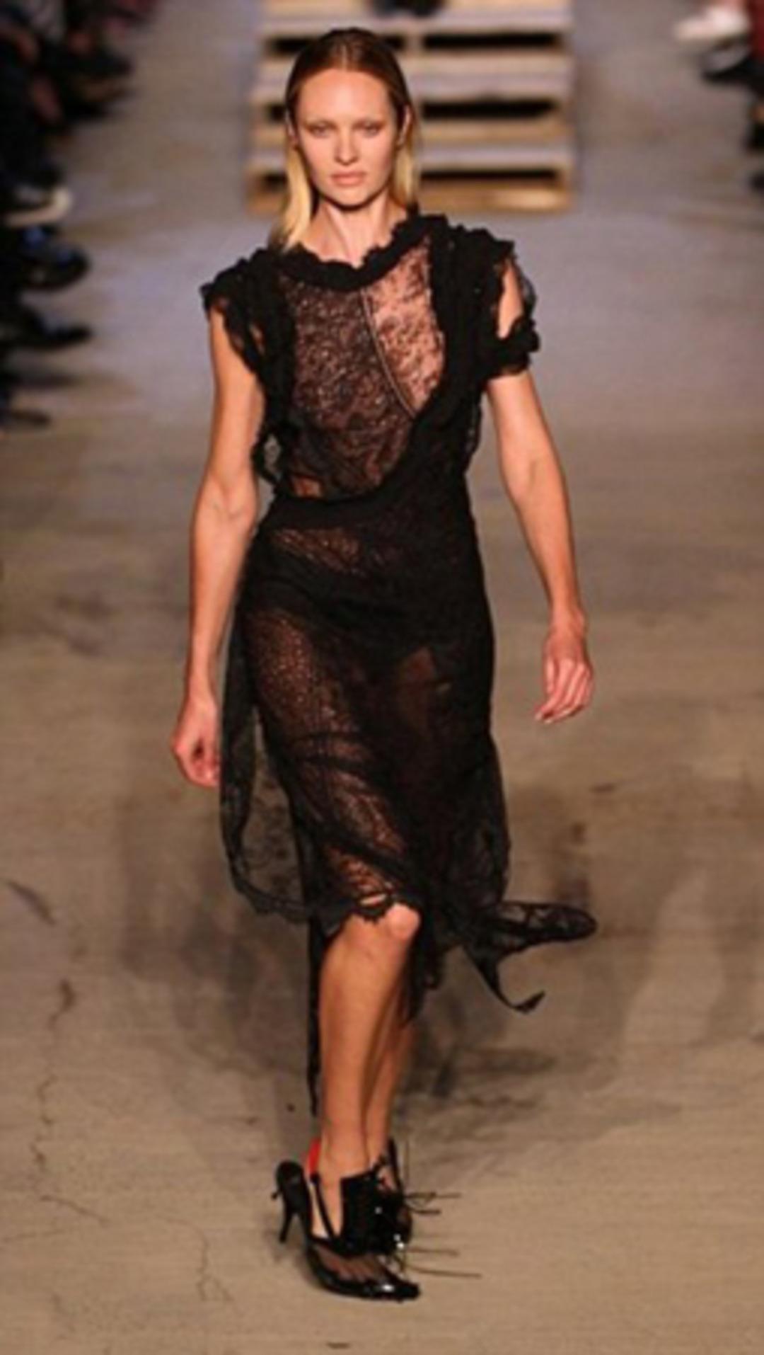 &Uuml;nl&uuml; model podyumda yere kapaklandı