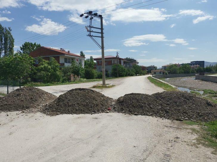 Karantinaya alınan mahallede yollar toprak yığınları ile kapatıldı G2
