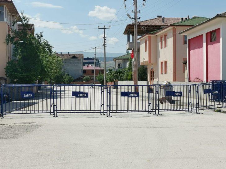 Karantinaya alınan mahallede yollar toprak yığınları ile kapatıldı G3