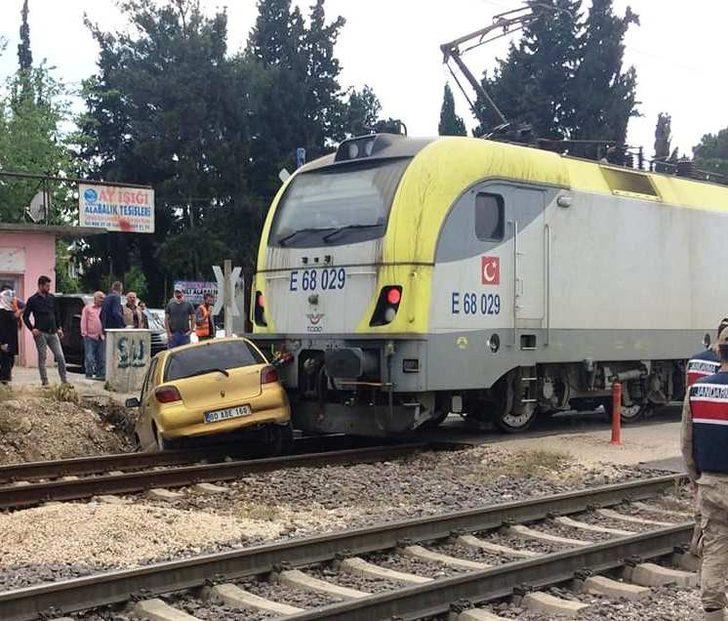 Trenin çarptığı otomobilin sürücüsü yaralandı G1