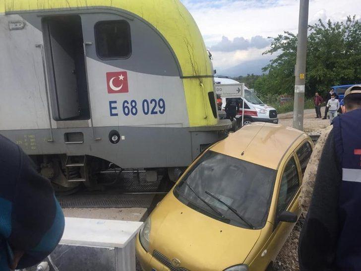 Trenin çarptığı otomobilin sürücüsü yaralandı G2