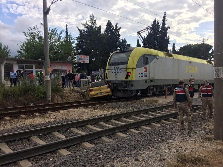 Trenin çarptığı otomobilin sürücüsü yaralandı G3