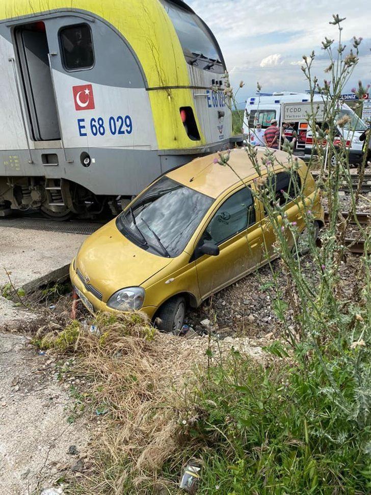 Trenin çarptığı otomobilin sürücüsü yaralandı G4