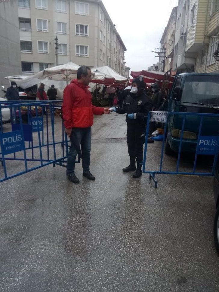 Mahalle pazarında vatandaşlara maskeleri dağıtıldı G2