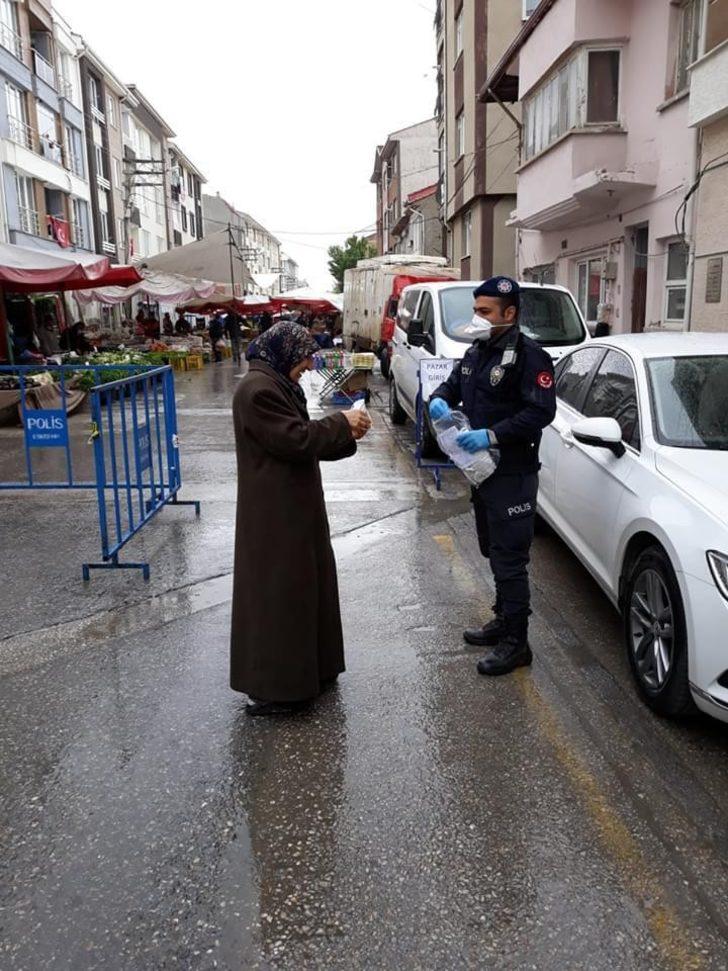 Mahalle pazarında vatandaşlara maskeleri dağıtıldı G3