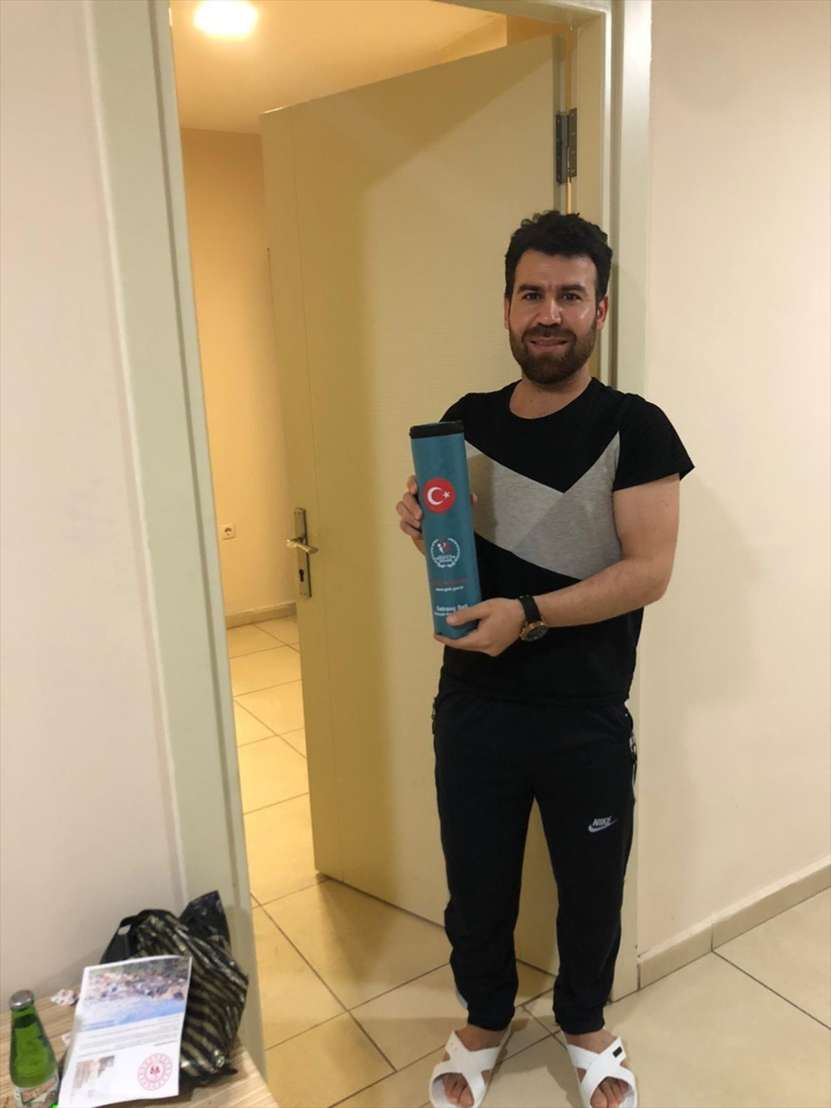 Ukrayna'dan getirilen vatandaşlara Bakan Kasapoğlu'ndan hediye