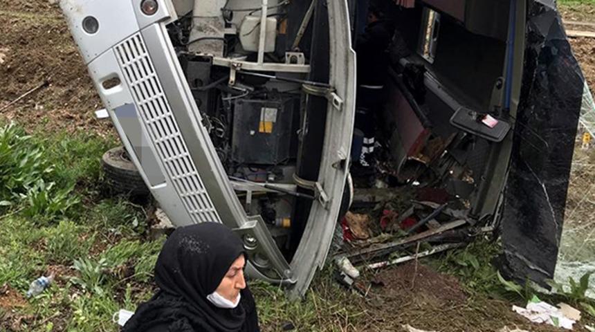 Karantinadan çıkanların taşındığı midibüs devrildi: 16 yaralı