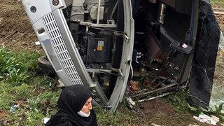 Karantinadan çıkanların taşındığı midibüs devrildi: 16 yaralı