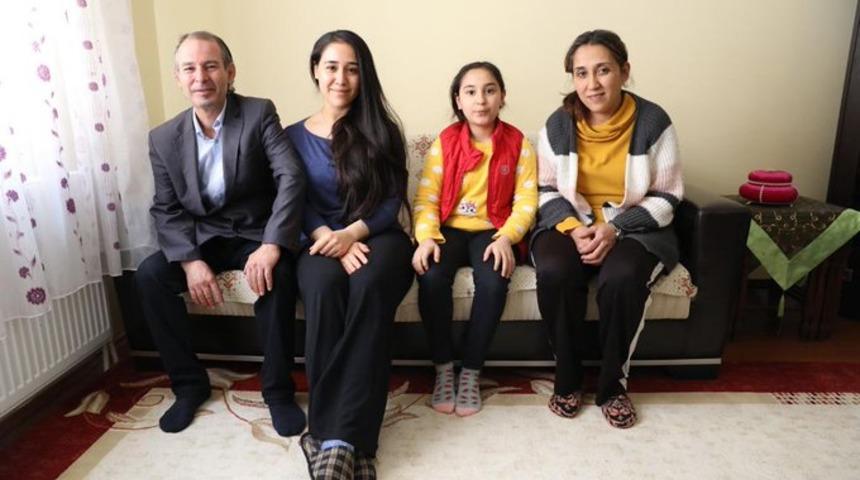 İŞKUR &ouml;n&uuml;nde &ccedil;ay sattığı g&ouml;r&uuml;nt&uuml;ler &ccedil;ok konuşulmuştu! Kızı konuştu