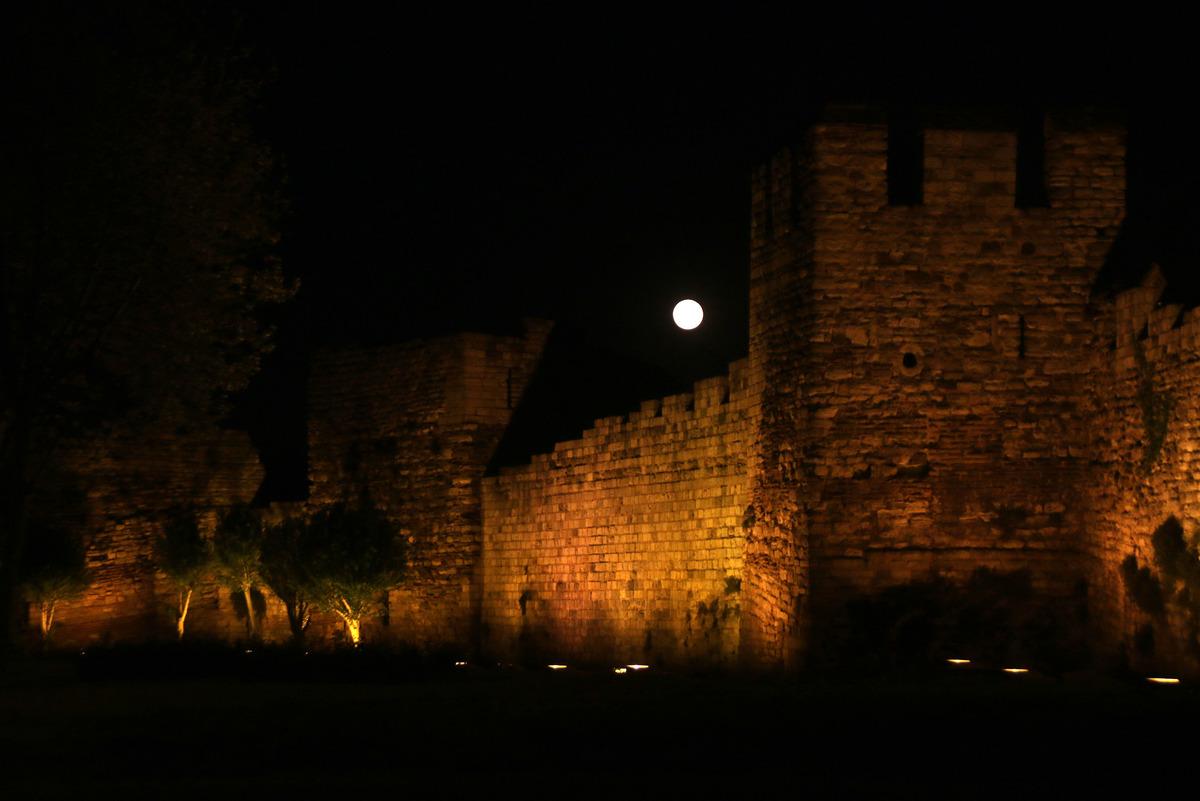 İstanbul&rsquo;da yılın son S&uuml;per Ay&rsquo;ı kartpostallık g&ouml;r&uuml;nt&uuml;ler oluşturdu