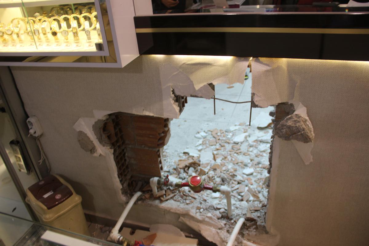 Duvarı delip girdiler, 400 bin liralık altın &ccedil;aldılar