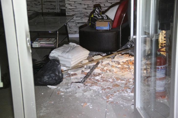 Duvarı delip girdiler, 400 bin liralık altın çaldılar G4