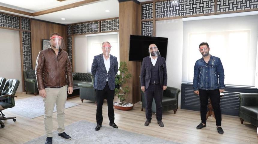 Mardin&rsquo;de berber ve g&uuml;zellik salonlarına y&uuml;z koruyucu siper dağıtıldı