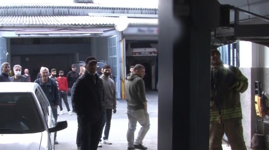 'Yılan merakı' y&uuml;z&uuml;nden sosyal mesafeyi hi&ccedil;e saydılar