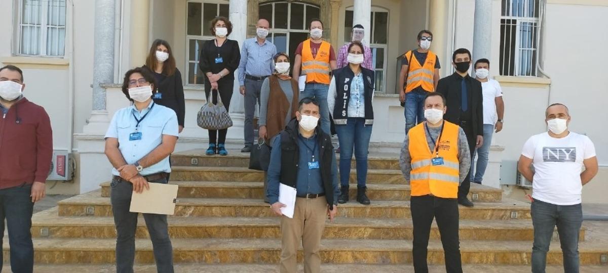 Kuşadası&rsquo;nın vefalı &ouml;ğretmenleri yardım dağıtıyor