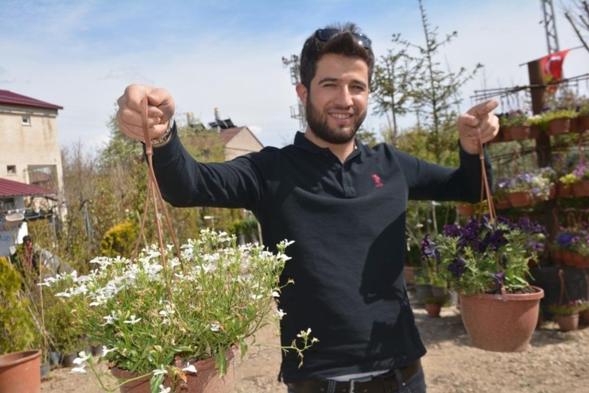 T&uuml;rkiye&rsquo;nin her b&ouml;lgesinden getirdiği bitkilerle botanik bah&ccedil;e oluşturdu