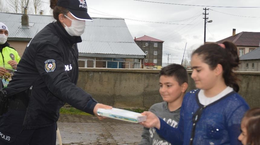 Eleşkirt Emniyetinden &ccedil;ocukları sevindiren ziyaret
