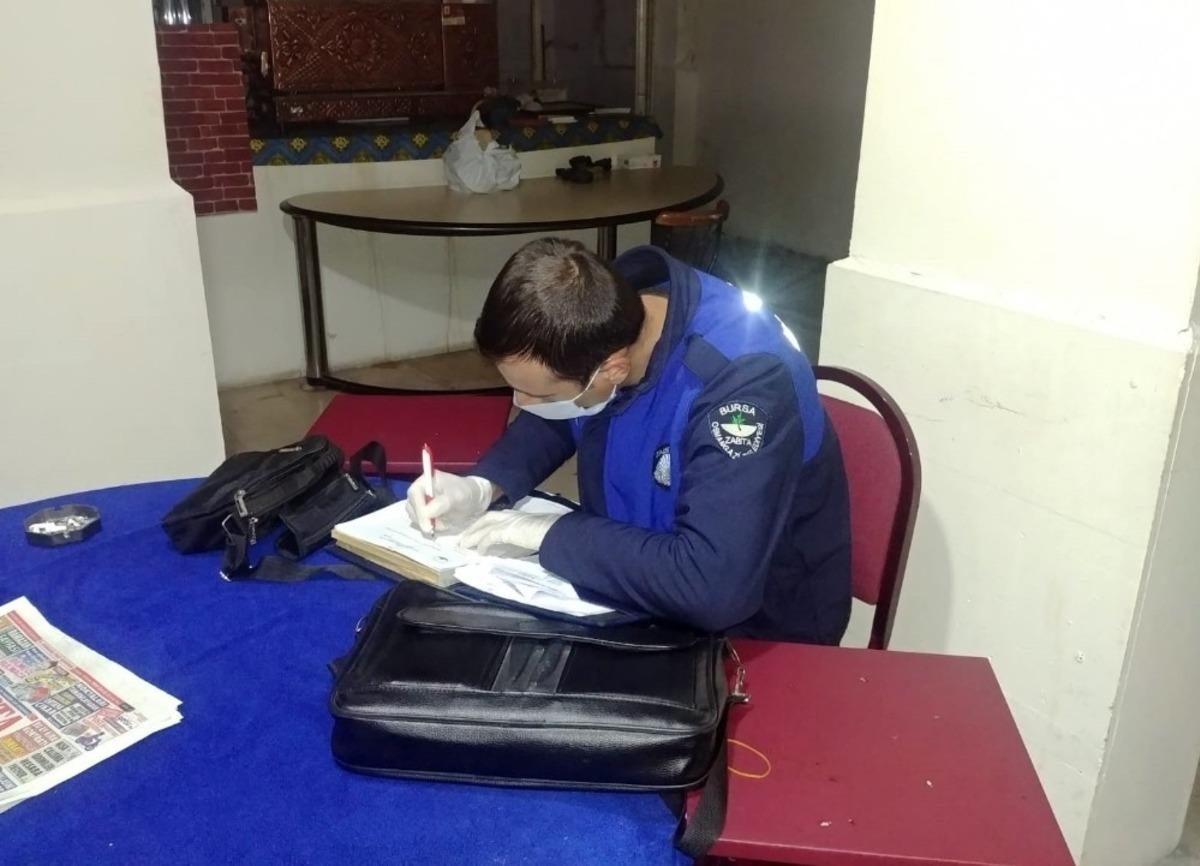 Bursa&rsquo;da kumar oynatılan kıraathaneye zabıtadan baskın