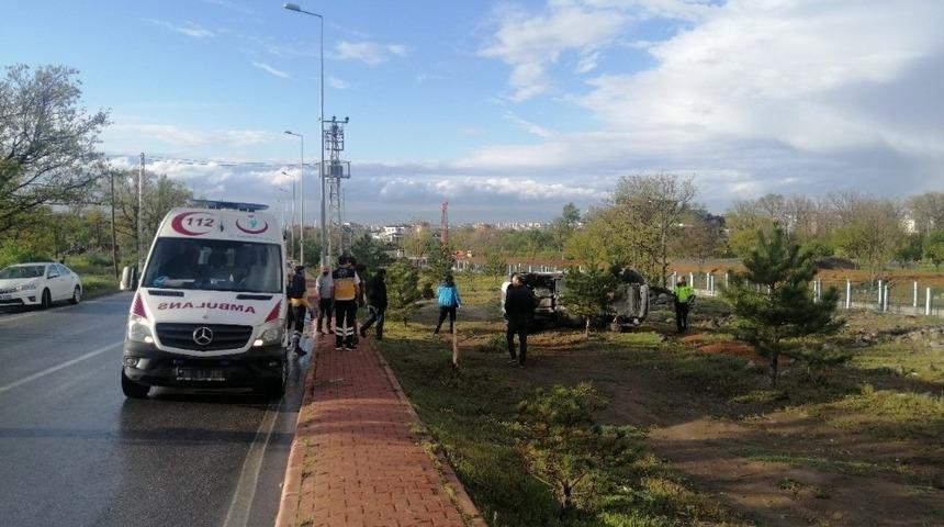 Otomobil yan yattı, sürücü yara almadan kurtuldu