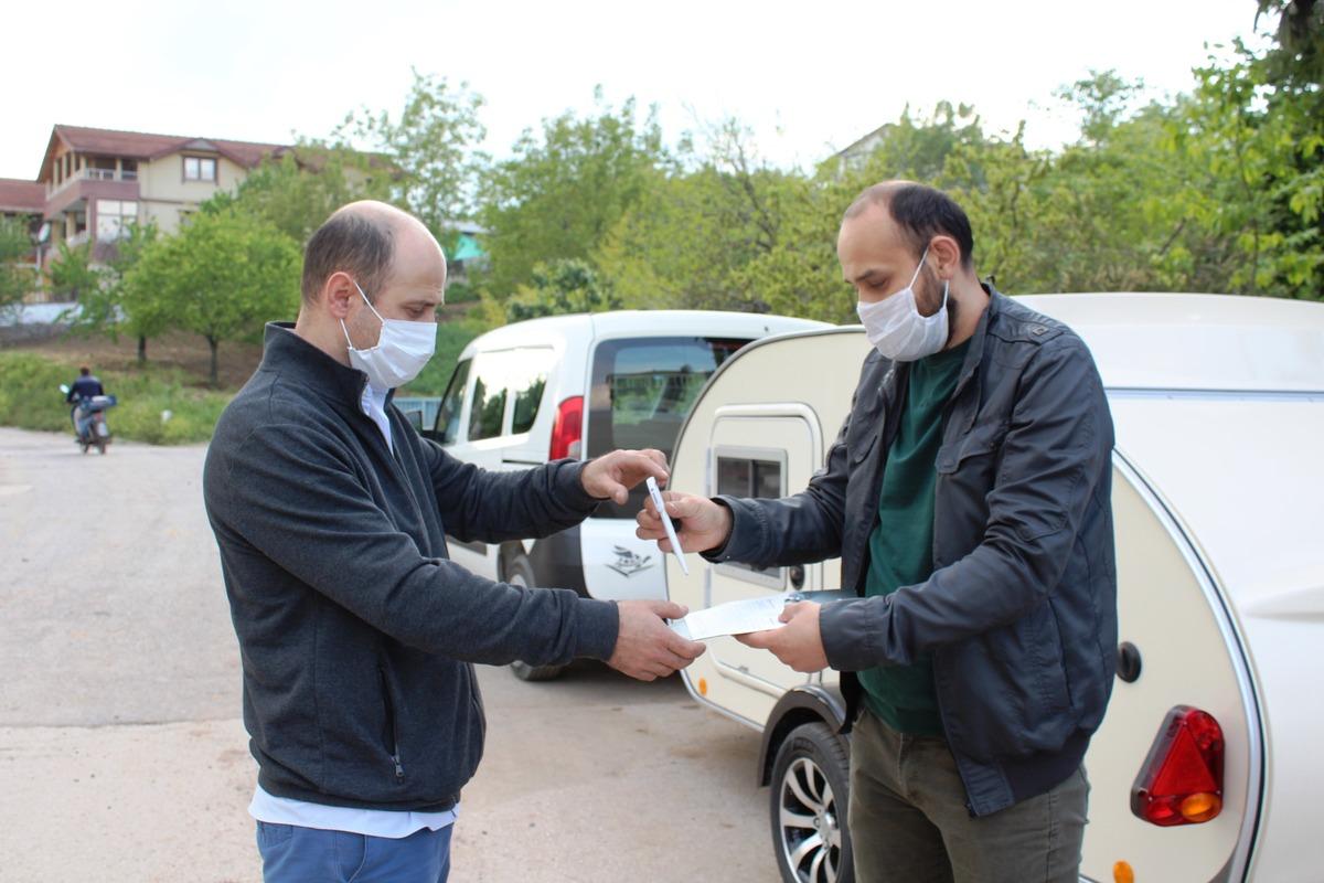 Satın aldığı &ccedil;ekme karavanı, seyahat kısıtlaması nedeniyle il sınırında teslim aldı