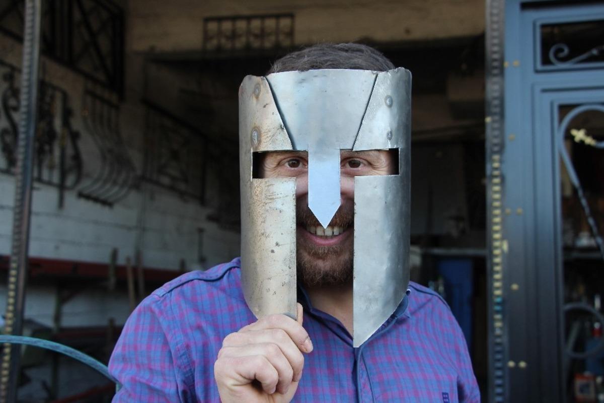 Trabzon&rsquo;da demirden maketler yapan usta Korona vir&uuml;s i&ccedil;in de miğfer yaptı