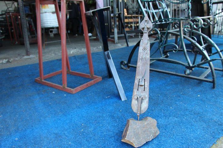 Trabzon’da demirden maketler yapan usta Korona virüs için de miğfer yaptı G5