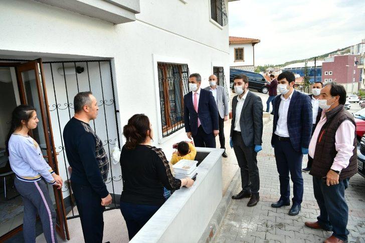 Mamak’ta gençlerden ailelere yemek dağıtımı G1