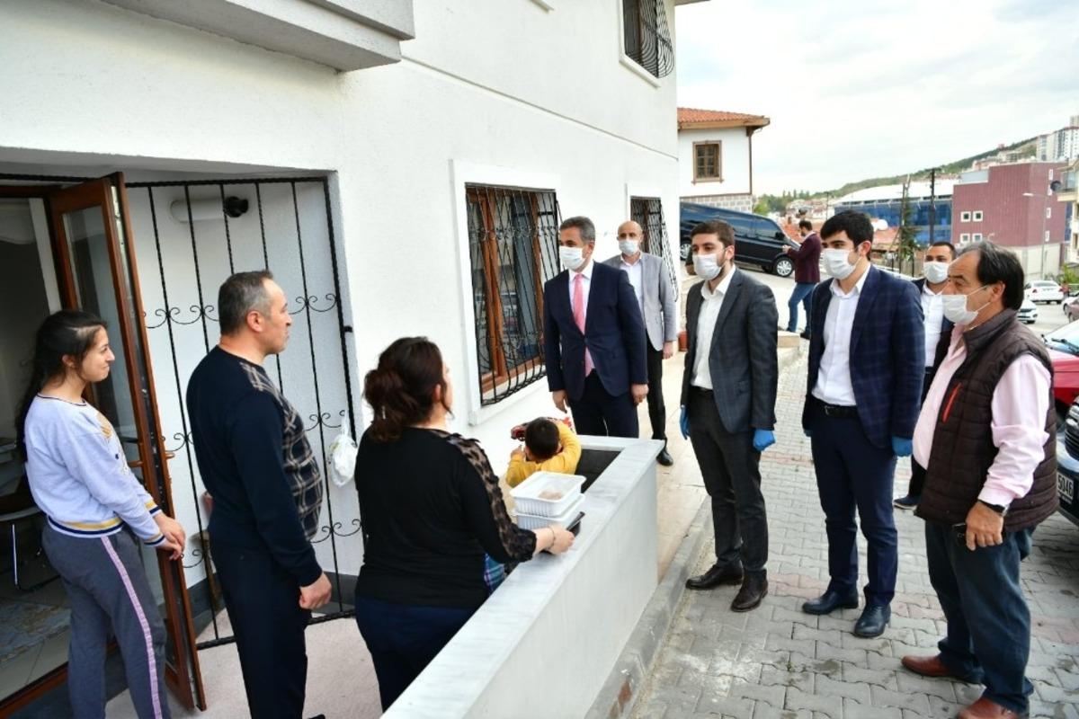 Mamak&rsquo;ta gen&ccedil;lerden ailelere yemek dağıtımı