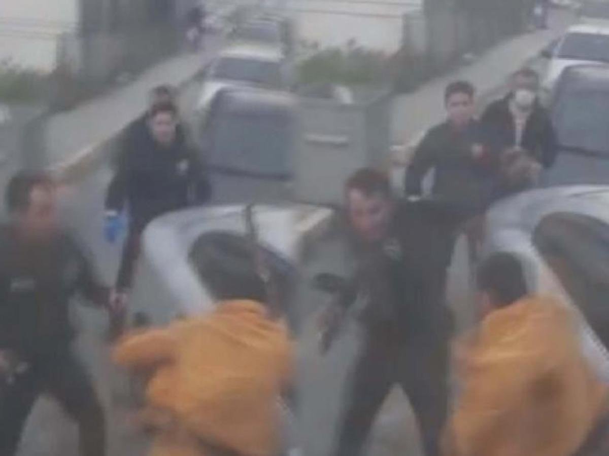 İstanbul'da bek&ccedil;iye sopayla saldırdı! Bacağından vurularak etkisiz hale getirildi