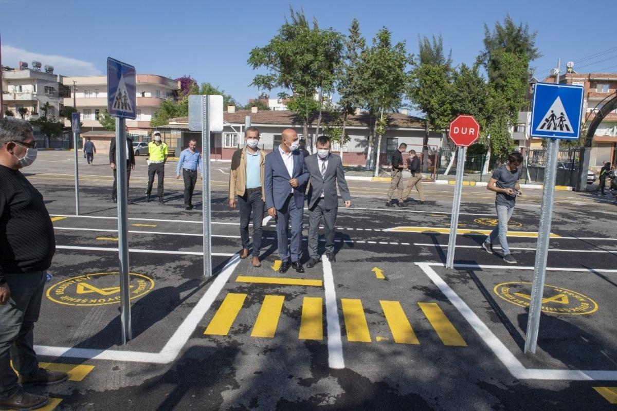 Mersin B&uuml;y&uuml;kşehir Belediyesi&rsquo;nden ilkokula trafik eğitim parkı