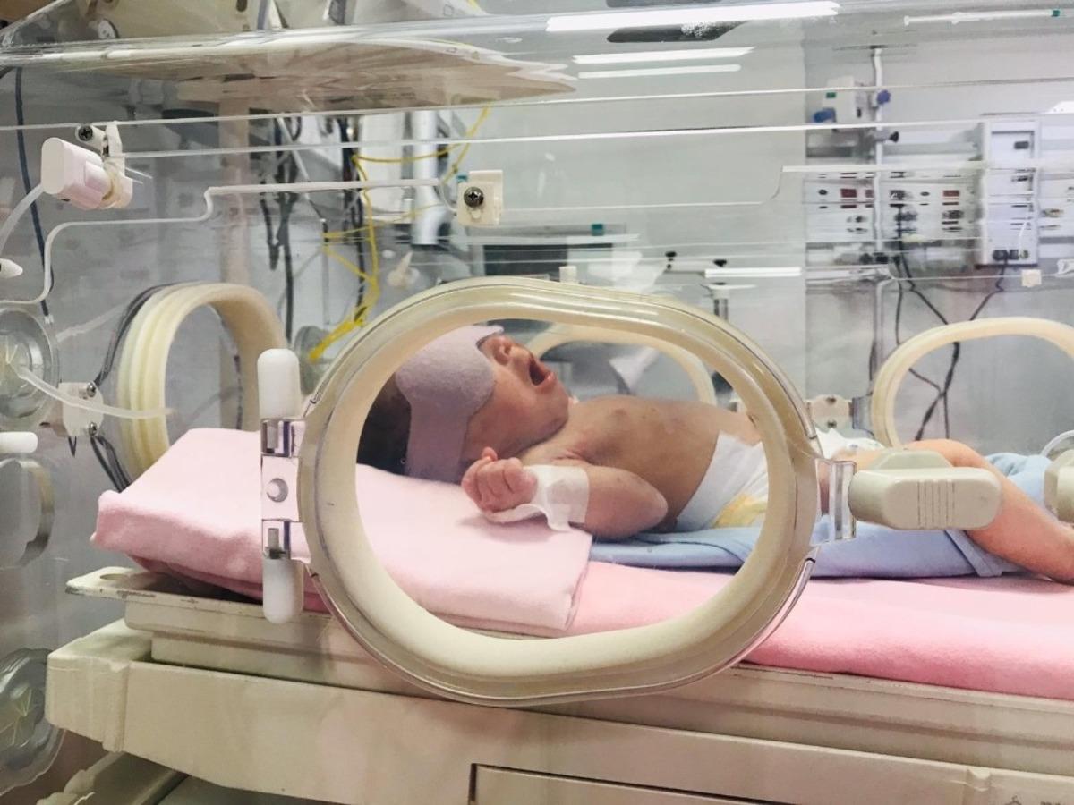 &Ccedil;&ouml;pte bulunan bebek yaşam savaşı veriyor