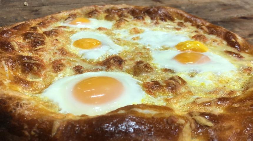 Kars’ta kaşarlı, tereyağlı pideler sofraları süslüyor