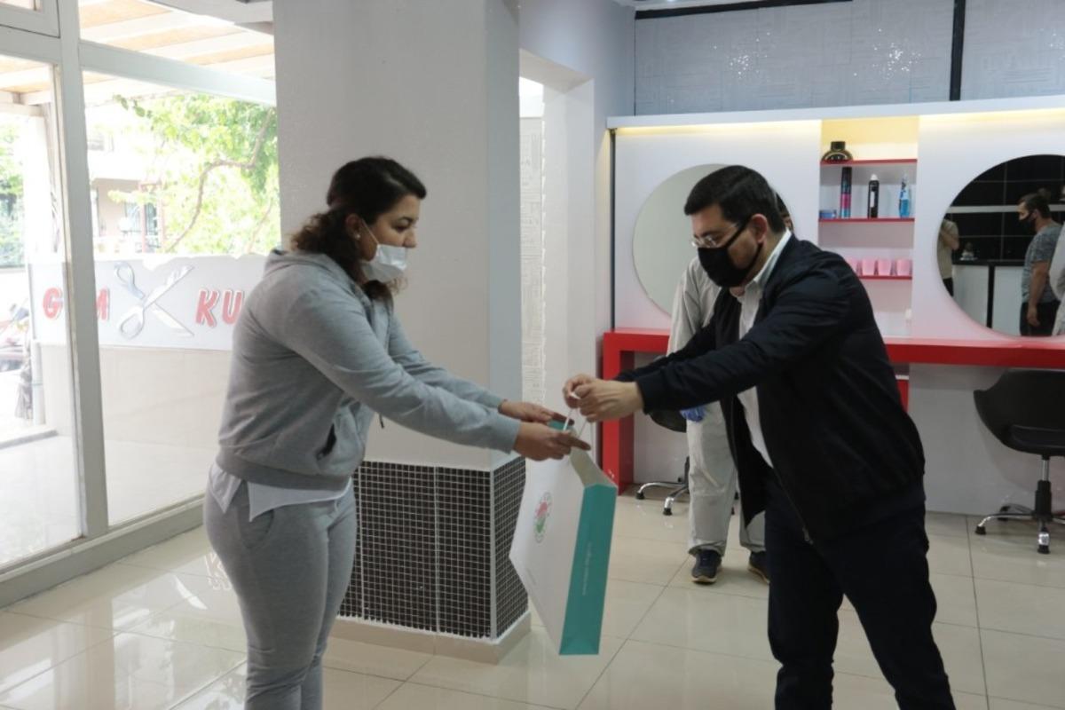 Başkan T&uuml;t&uuml;nc&uuml;&rsquo;den berber ve kuaf&ouml;r esnafına sağlık kiti