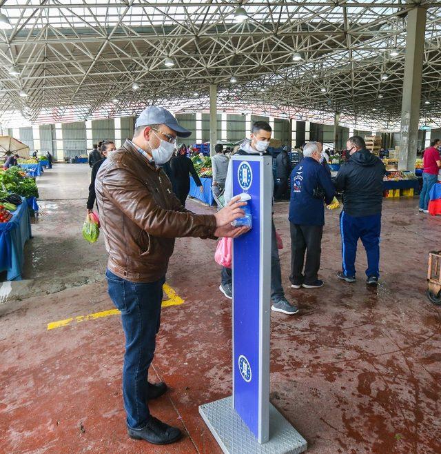 Pazar yerlerine el dezenfektanı stantları kuruldu