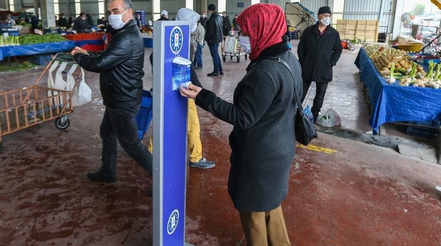 Pazar yerlerine el dezenfektanı stantları kuruldu