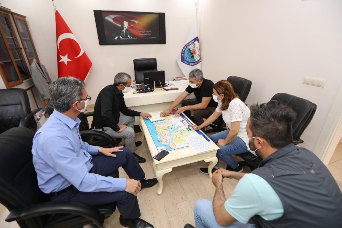 Mezitli&rsquo;de berber ve kuaf&ouml;rler dezenfekte ediliyor