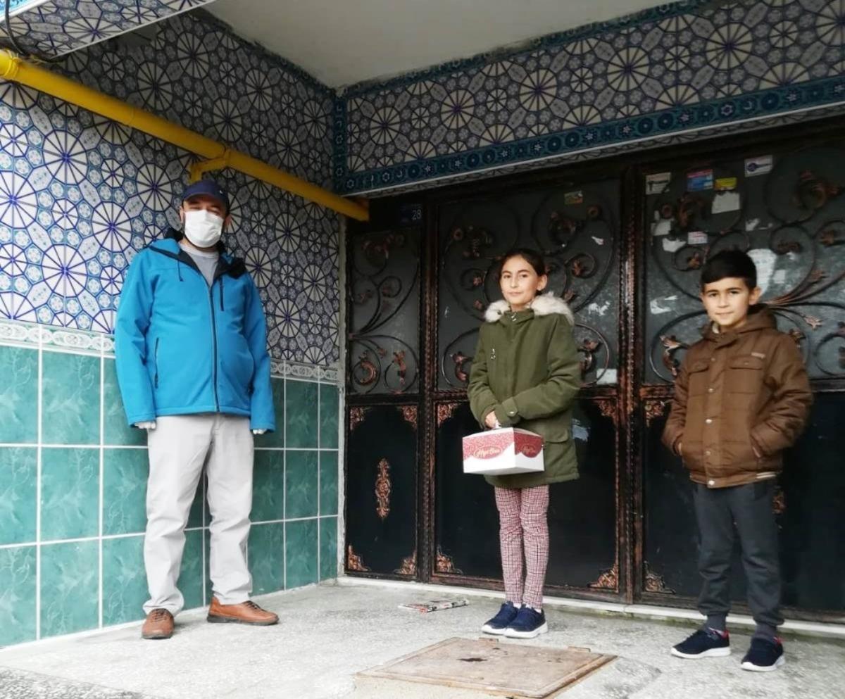 &Ouml;ğretmenlerden başarılı &ouml;ğrenciye doğum g&uuml;n&uuml; s&uuml;rprizi