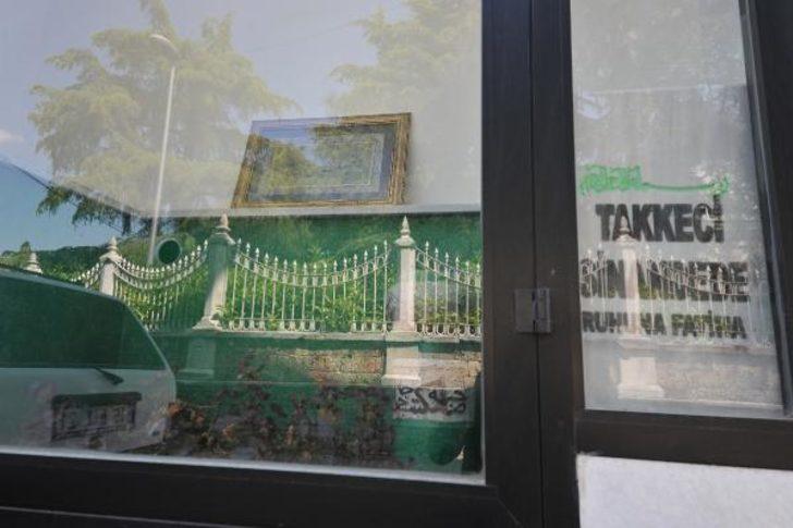 Bursa'da türbenin üzerine 5 katlı bina yapıldı G2