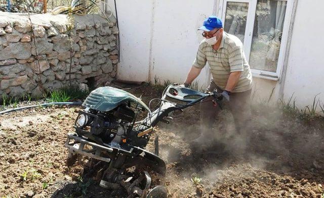 Köy imamı, evden çıkamayan yaşlı adamın bahçesini sürdü