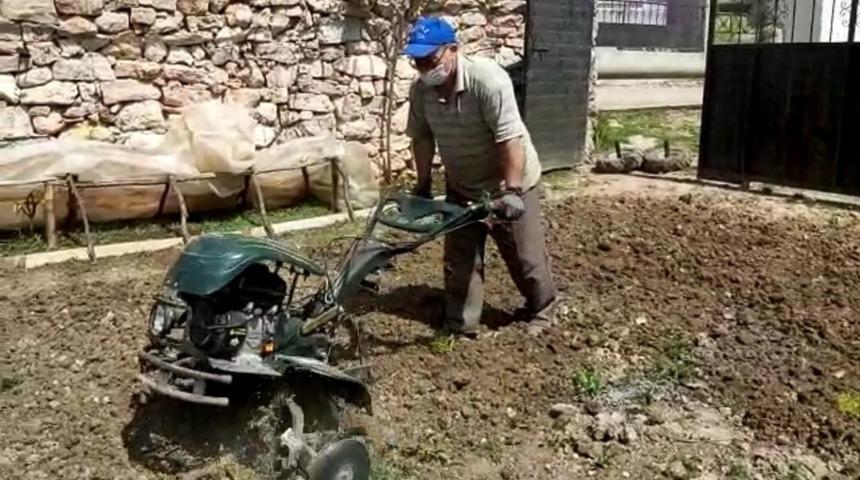 K&ouml;y imamı, evden &ccedil;ıkamayan yaşlı adamın bah&ccedil;esini s&uuml;rd&uuml;