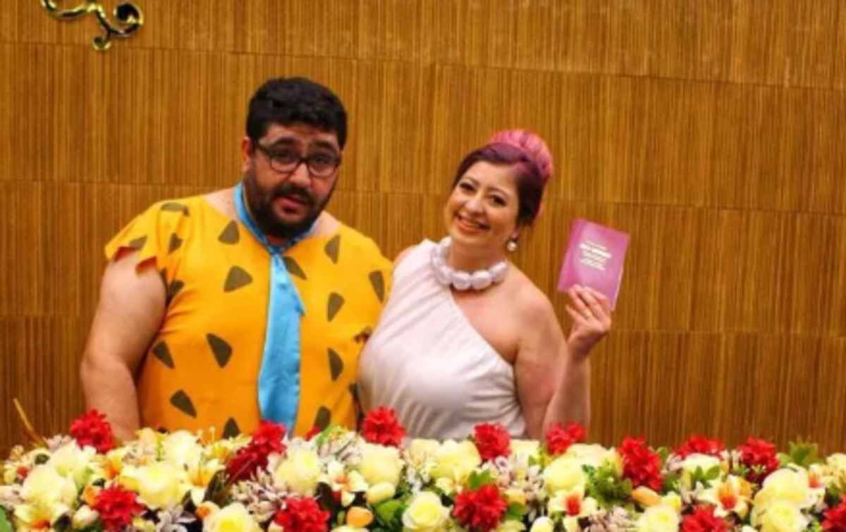 Nikahlarına Taş Devri kost&uuml;m&uuml;yle geldiler!