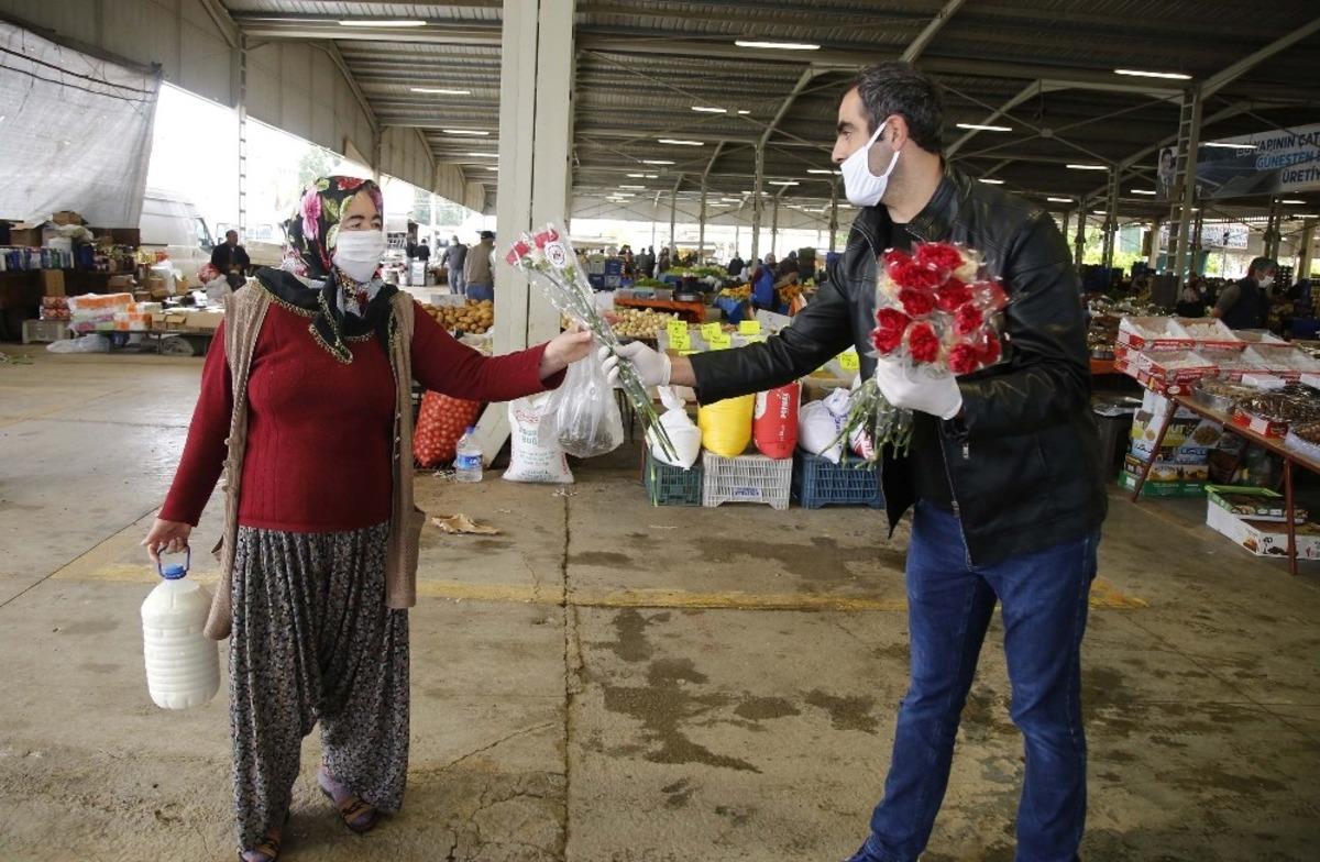 D&ouml;şemealtı Belediyesi&rsquo;nden Anneler G&uuml;n&uuml; jesti