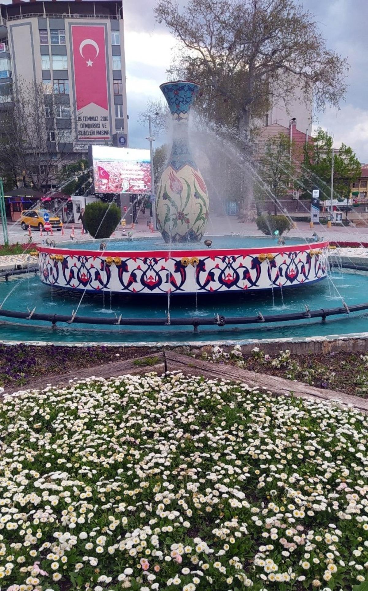 &Ccedil;inili-&ccedil;i&ccedil;ekli vazo