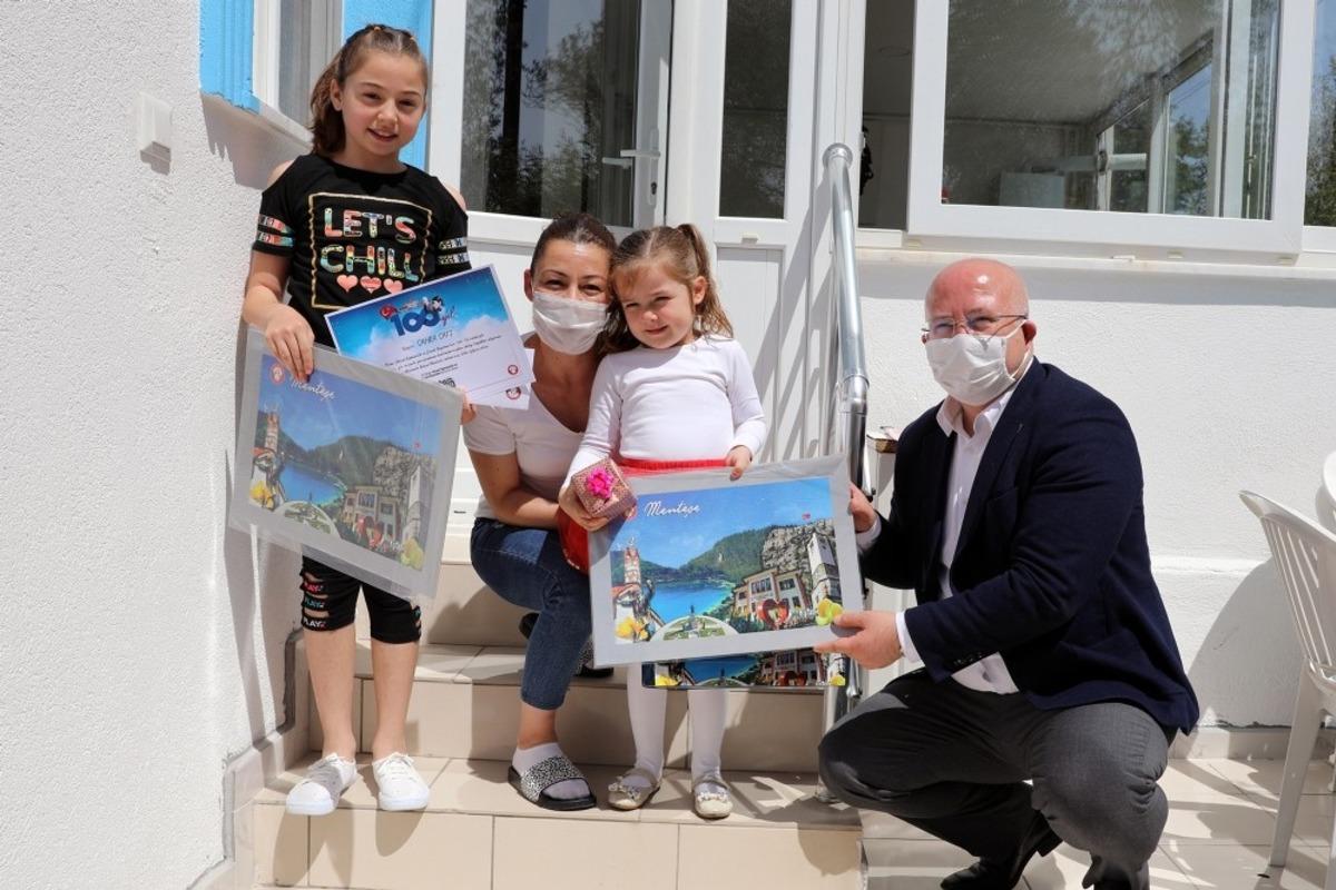 Başkan G&uuml;m&uuml;ş 23 Nisan hediyelerini evlerde dağıttı