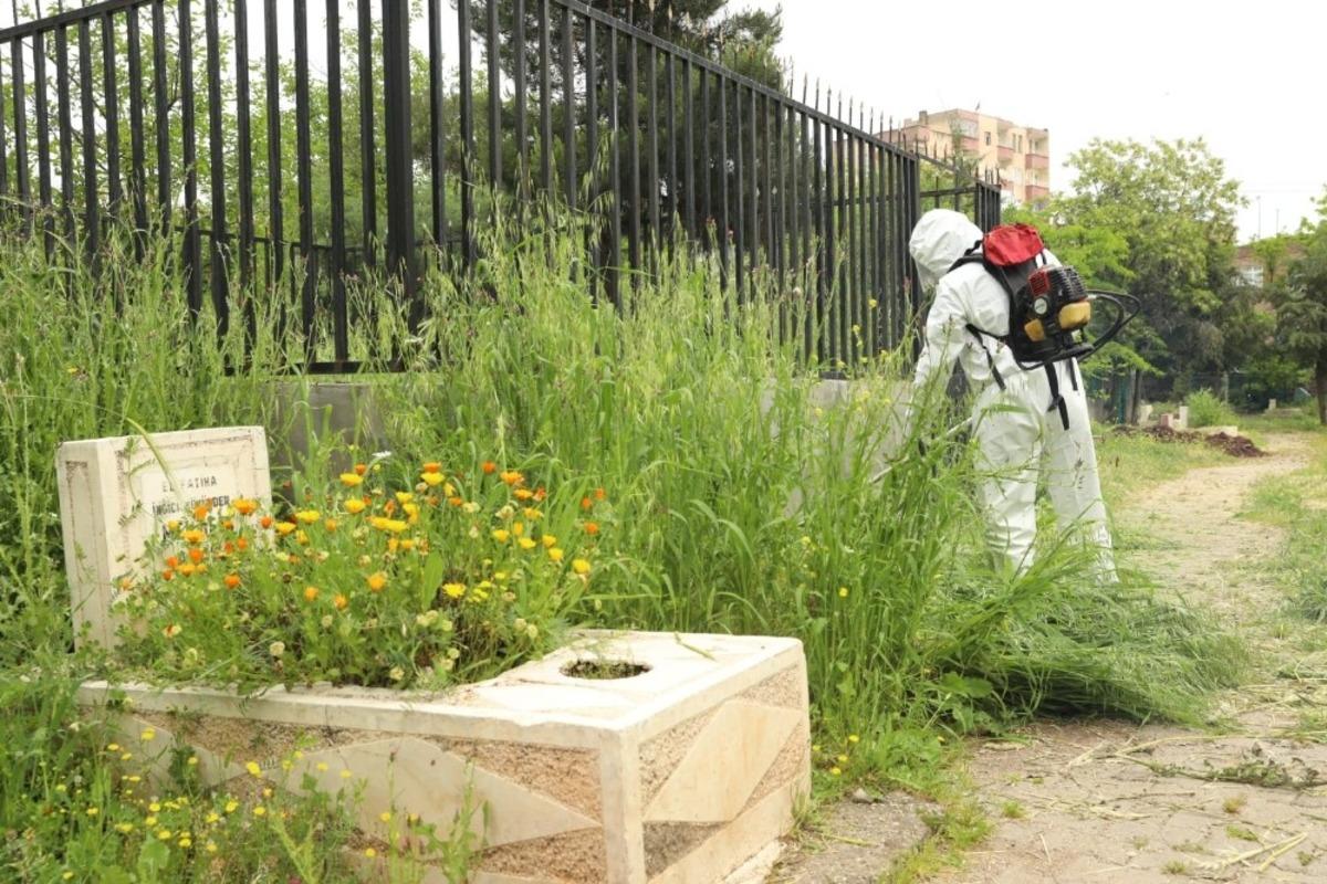B&uuml;y&uuml;kşehir Belediyesinden mezarlıklarda yabani ot temizliği